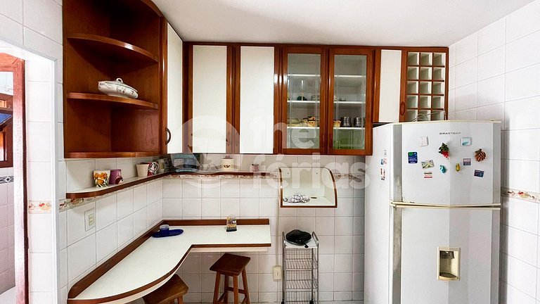 AP 2 qtos AC c/ piscina e churrasqueira em cond.