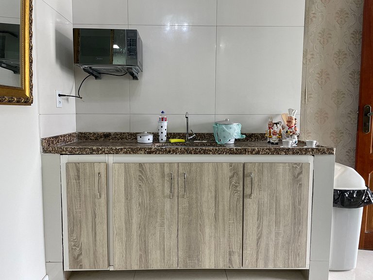 Suite Economica com Ar e Mesa para Dois