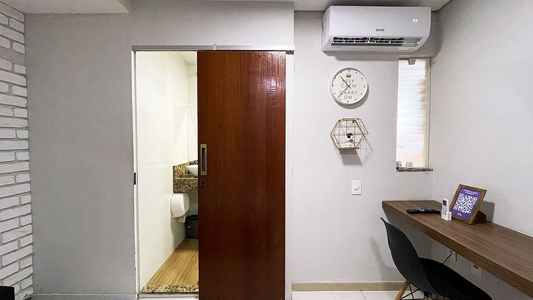 Suite Economica com Ar e Mesa para Dois