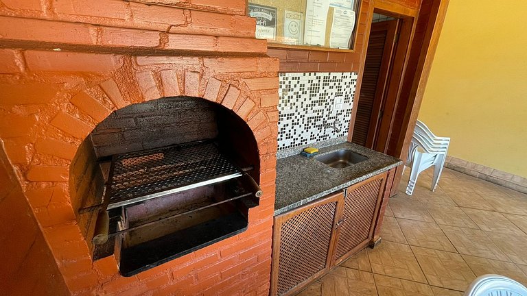 AP 2 qtos AC c/ piscina e churrasqueira em cond.