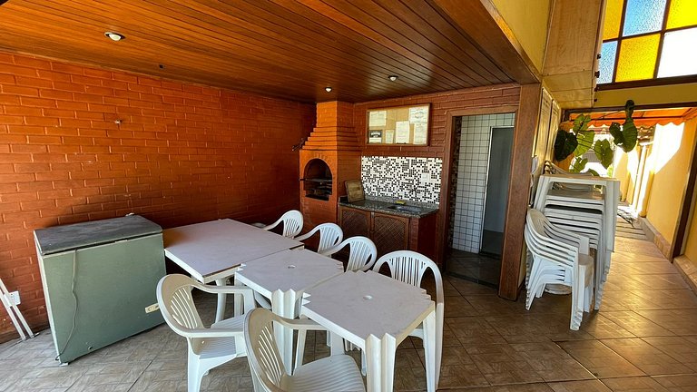 AP 2 qtos AC c/ piscina e churrasqueira em cond.