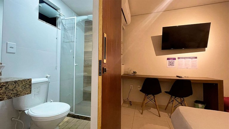 Suite Economica com Ar e Mesa para Dois