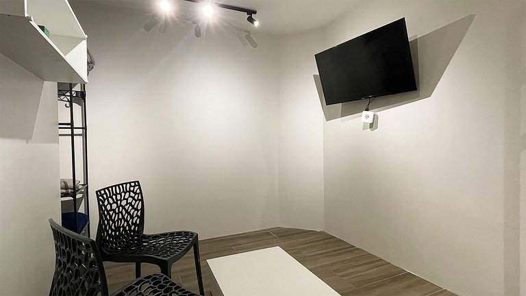 Suíte econômica c/ AC frigobar WIFI | @theferias_