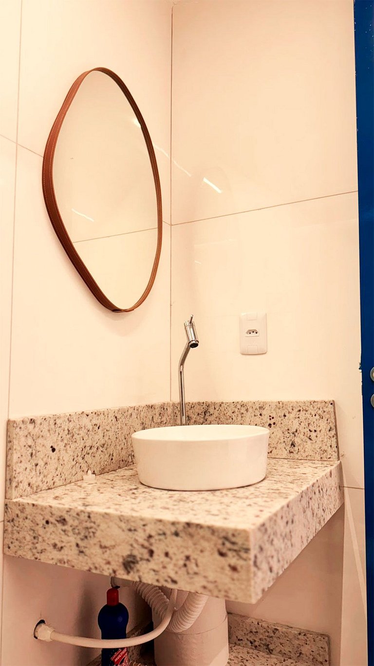 Suíte Solteiro com AR frigobar bem no centro