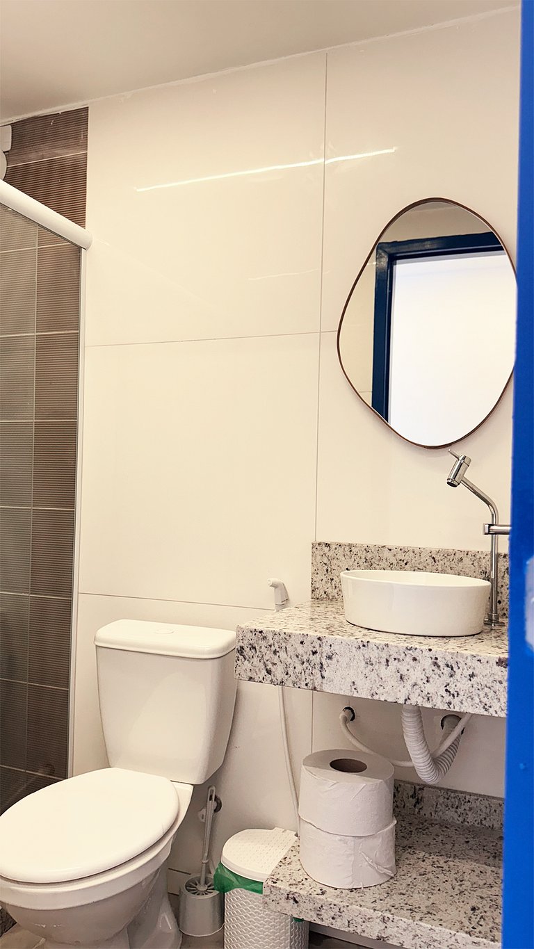 Suíte Solteiro com AR frigobar bem no centro