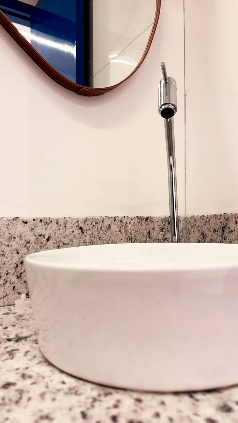 Suíte Solteiro com AR frigobar bem no centro